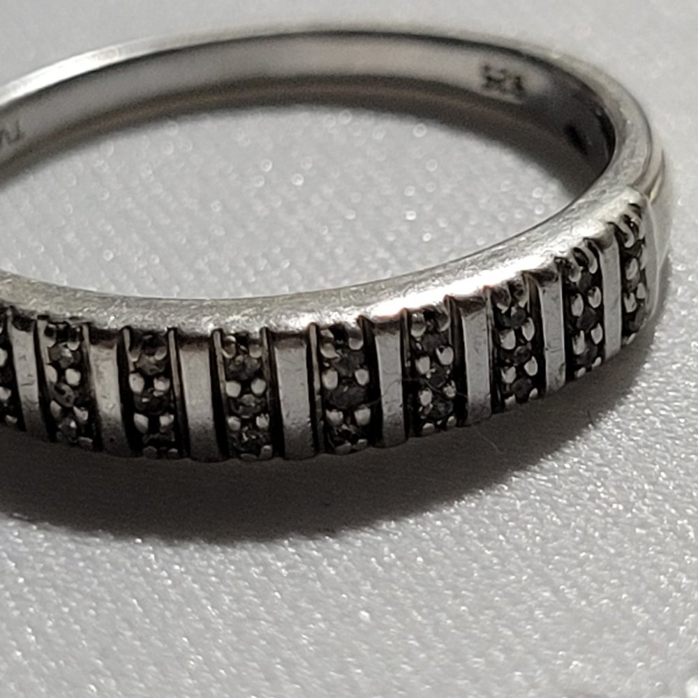 Bague moderniste artisanale en argent sterling oxydé OOAK avec une